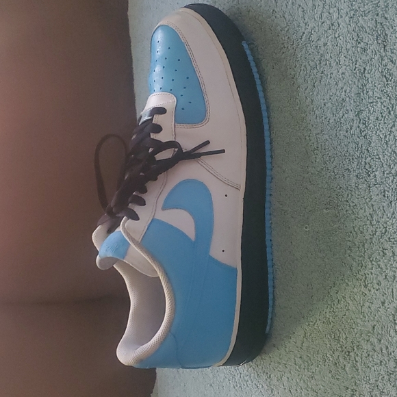 Custom painted Air Force 1's - Picture 2 of 8